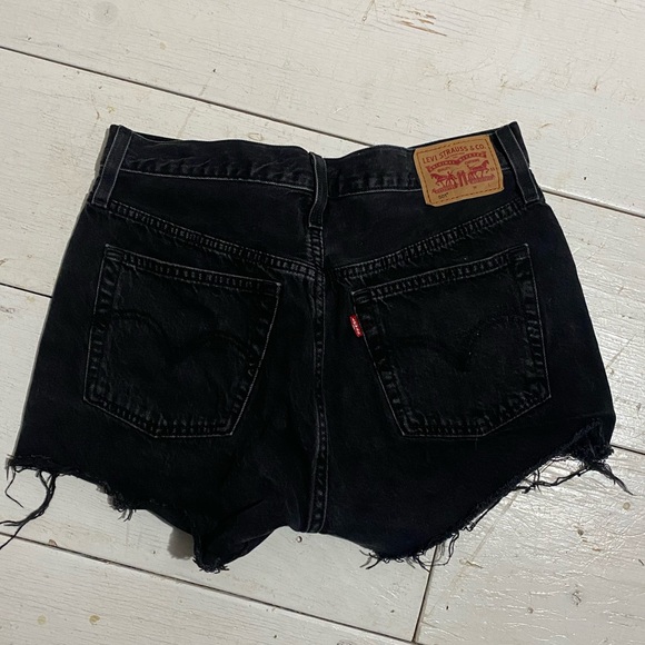 Levi’s women’s shorts size 7 black worn ONCE - Picture 1 of 3